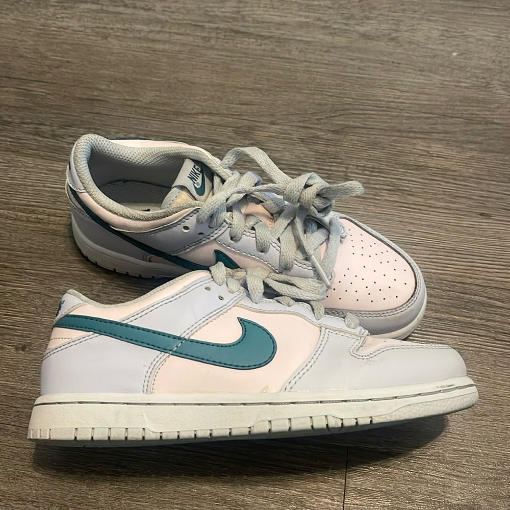 Nike Kids Low-Top Sneakers in White, Light Pink & Teal